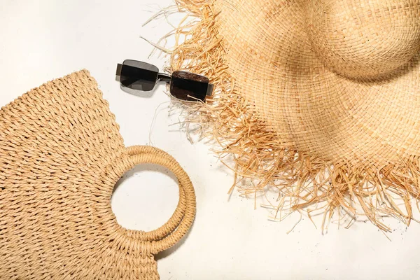 Elegante Sombrero Bolso Gafas Sol Sobre Fondo Claro — Foto de Stock