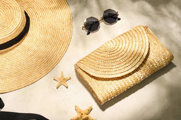 Elegante Sombrero Bolso Gafas Sol Sobre Fondo Claro — Foto de Stock