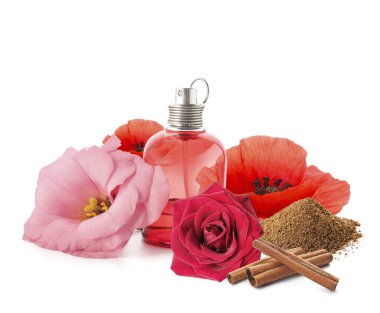 Beyaz arka planda bir şişe çiçek parfümü.