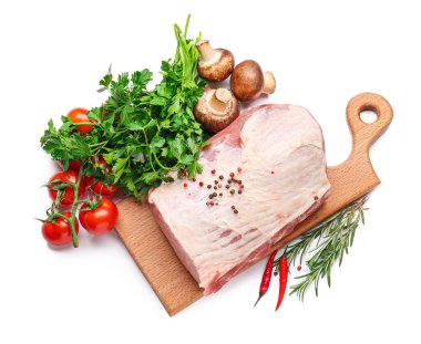 Beyaz arka planda çiğ domuz eti, baharat ve sebzeli pano