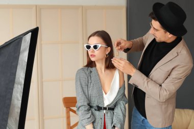 Stüdyoda modelle çalışan erkek stilisti