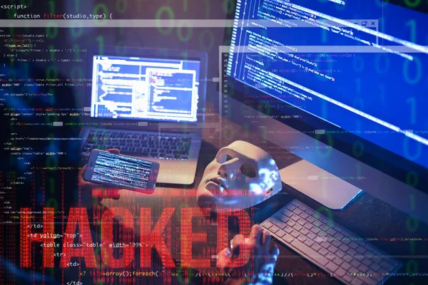 Hacker Met Mobiele Telefoon Met Behulp Van Computers Donkere Kamer — Stockfoto