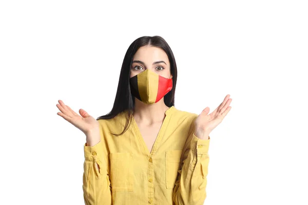白い背景にベルギー国旗の色のマスクをした若い女性 — ストック写真