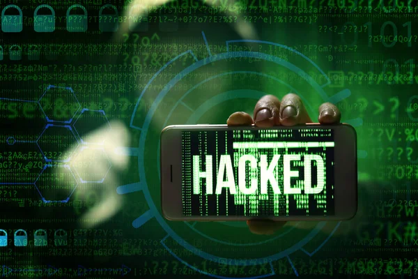 Hacker Houdt Mobiele Telefoon Met Woord Hacked Het Scherm Tegen — Stockfoto