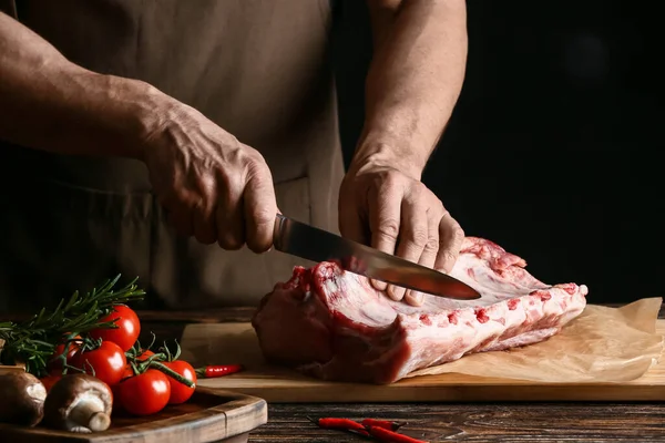 Uomo Che Taglia Costolette Maiale Grezze Tavola Legno — Foto Stock