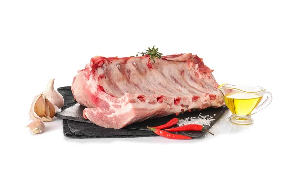 Assiette Ardoise Avec Côtes Porc Crues Épices Sur Fond Blanc — Photo
