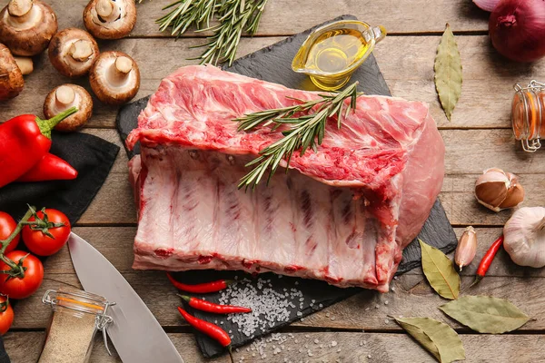 Plato Pizarra Con Costillas Cerdo Crudas Especias Verduras Sobre Fondo —  Fotos de Stock