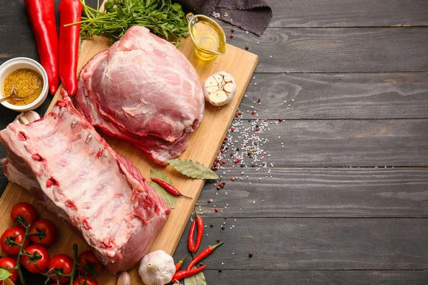 Tablero Con Carne Cerdo Cruda Especias Verduras Sobre Fondo Madera —  Fotos de Stock