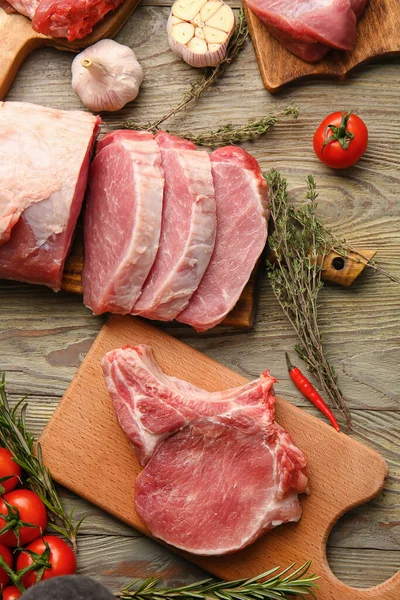 Tableros Con Rodajas Carne Cerdo Cruda Tomate Ajo Sobre Fondo — Foto de Stock