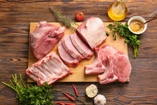 Tablero Con Rodajas Carne Cerdo Cruda Especias Verduras Sobre Fondo —  Fotos de Stock