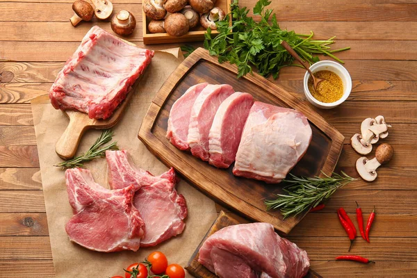 Tableros Con Rodajas Carne Cerdo Cruda Verduras Sobre Fondo Madera —  Fotos de Stock