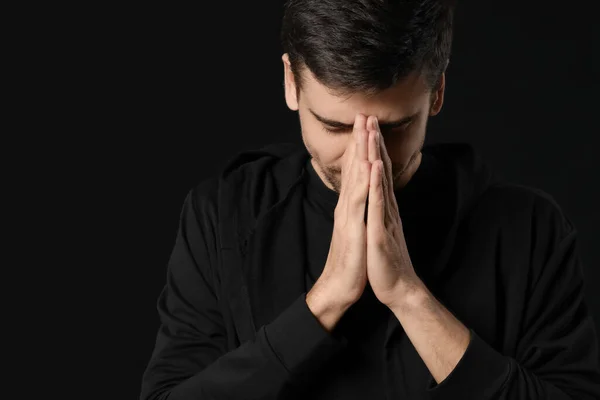 Religious Young Man Praying Dark Background — Stock Photo, Image