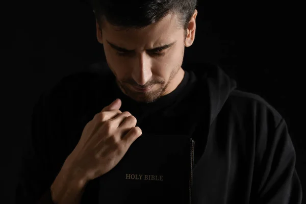 Религиозный Юноша Библией Молится Тёмном Фоне — стоковое фото