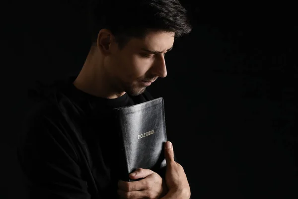 Ncil Olan Dindar Genç Adam Karanlık Arka Planda Dua Ediyor — Stok fotoğraf
