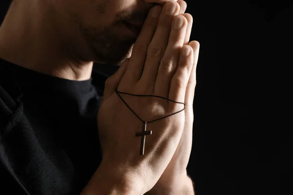 Θρησκευτικός Νεαρός Άνδρας Σταυρό Προσεύχεται Σκούρο Φόντο Closeup — Φωτογραφία Αρχείου