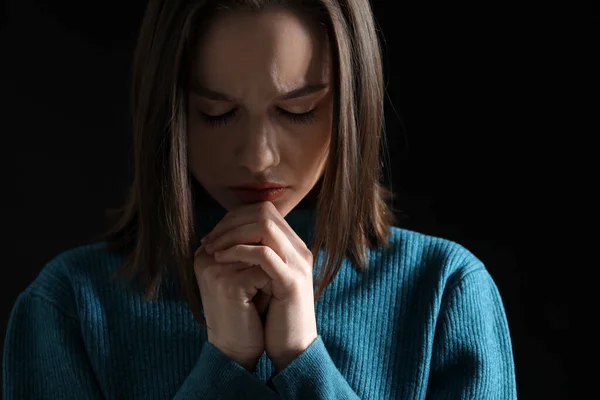 Jeune Femme Religieuse Priant Sur Fond Sombre Gros Plan — Photo