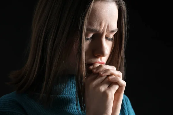 Jeune Femme Religieuse Priant Sur Fond Sombre Gros Plan — Photo