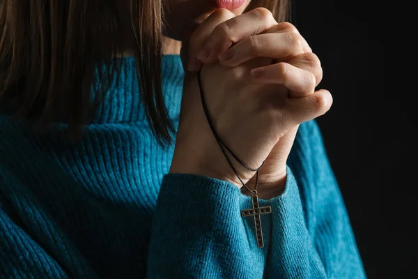 Religiosa Jovem Com Cruz Orando Fundo Escuro Close — Fotografia de Stock