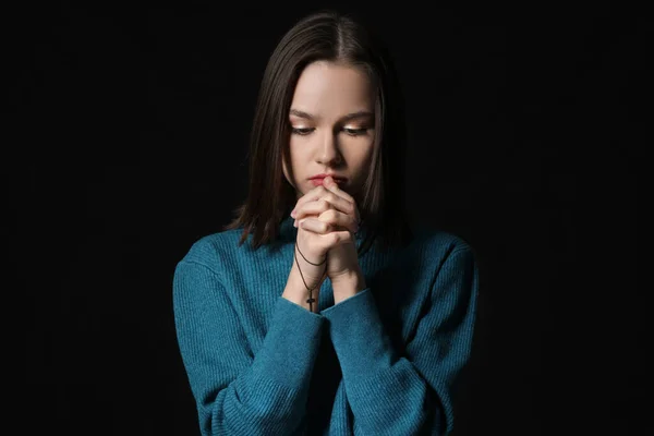 Jovem Religiosa Com Cruz Orando Fundo Escuro — Fotografia de Stock