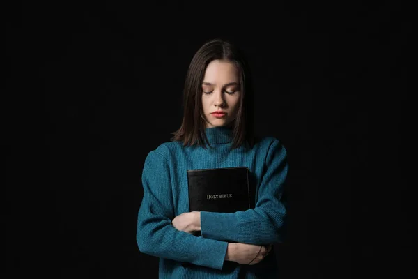 Релігійна Молода Жінка Біблії Про Темне Походження — стокове фото