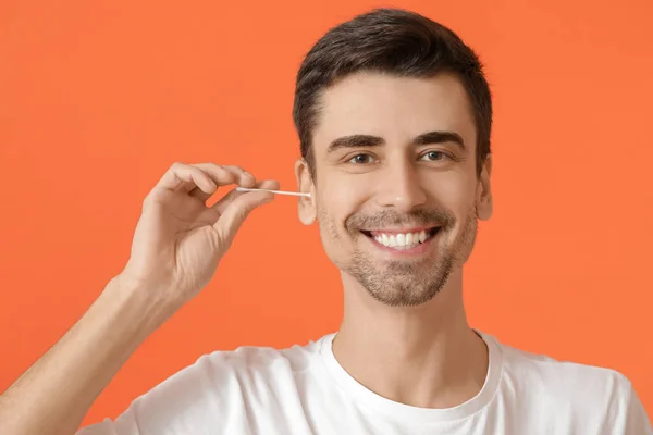 Jongeman Schoonmaken Van Oren Met Katoen Knop Kleur Achtergrond — Stockfoto