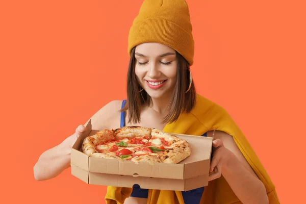 Hermosa Mujer Con Sabrosa Pizza Fondo Color — Foto de Stock