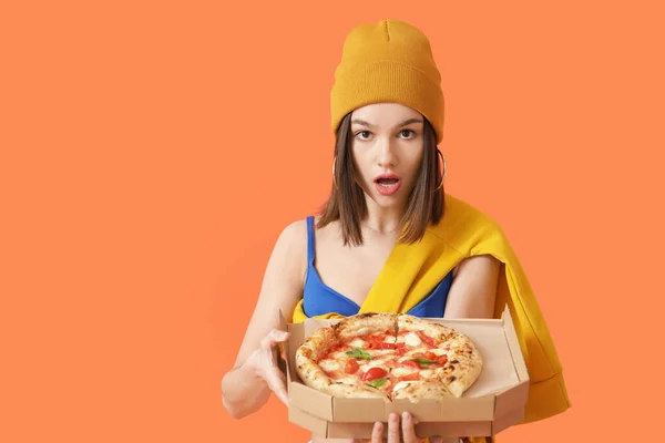 Zszokowana Młoda Kobieta Smaczną Pizzą Tle Koloru — Zdjęcie stockowe