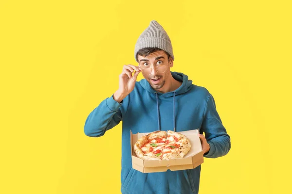 Surprised Young Man Tasty Pizza Color Background — Stock Photo, Image