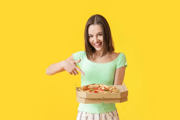 Hermosa Joven Mujer Señalando Sabrosa Pizza Fondo Color — Foto de Stock