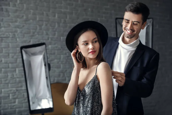 Male Stylist Working Model Studio — Stock Photo, Image