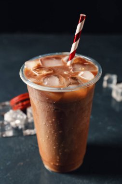 Koyu arkaplanda plastik buzlu kahve.