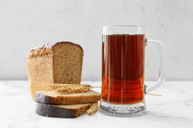 Hafif arkaplanda bir kupa taze kvass