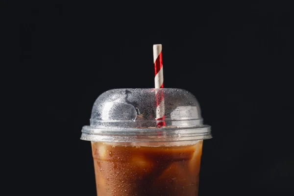 Plastic Kopje Smakelijke Koffie Donkere Achtergrond Close — Stockfoto