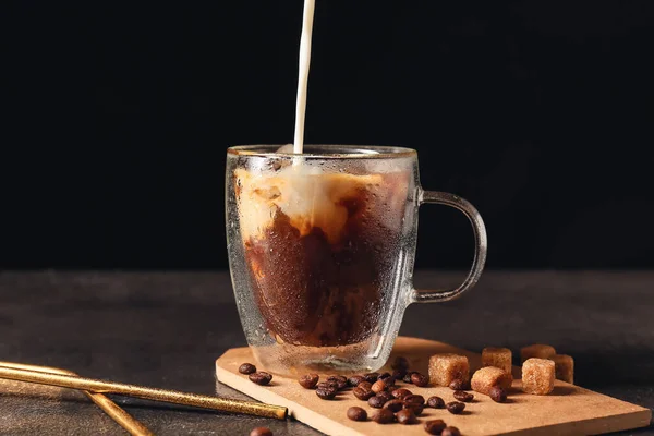 Verter Leche Taza Con Café Frío Sobre Fondo Oscuro —  Fotos de Stock