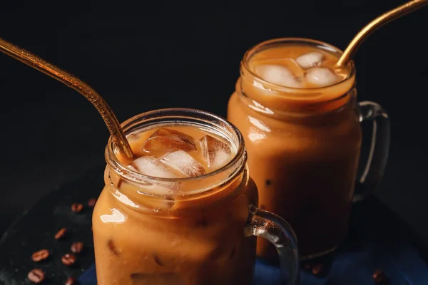 Vasetti Massone Con Caffè Freddo Sfondo Scuro Primo Piano — Foto Stock