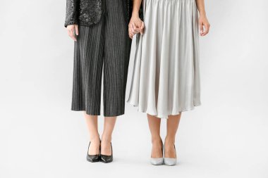 Hafif arka planda şık genç kız kardeşler