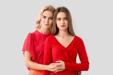 Aydınlık arka planda güzel kız kardeşler