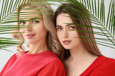 Aydınlık arka planda güzel kız kardeşler