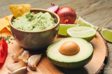Masada lezzetli guacamole ve nacho ile kase, yakın plan.