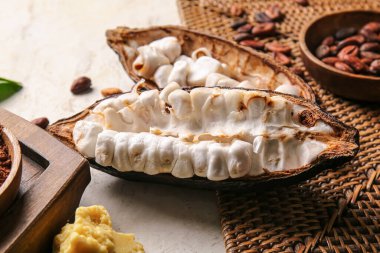 Hafif arka planda taze kakao meyvesi, fasulye ve tereyağlı kompozisyon