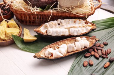 Taze kakao meyvesi, fasulye ve tereyağı.