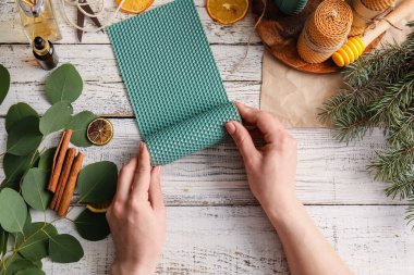 Hafif ahşap arka planda mum yapan kadın