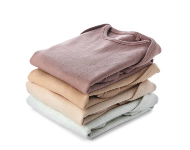 Beyaz arka planda bebek kıyafetleri yığını