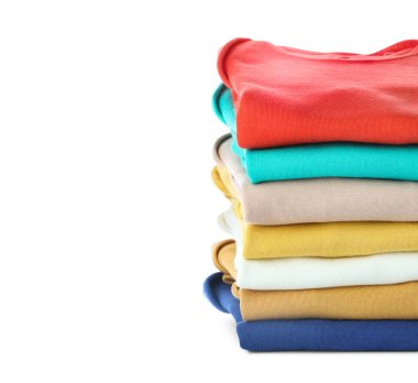 Beyaz arka planda bebek kıyafetleri yığını