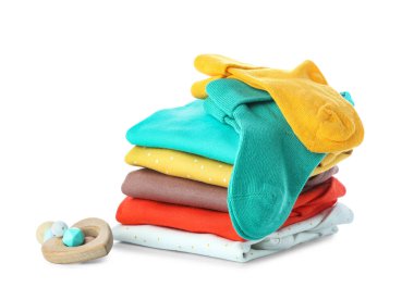 Bebek kıyafetleri yığını ve beyaz arka planda ip.