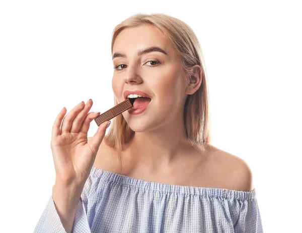 Mulher Bonita Comendo Chocolate Saboroso Fundo Branco — Fotografia de Stock