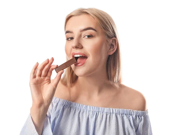 Hermosa Joven Comiendo Sabroso Chocolate Sobre Fondo Blanco — Foto de Stock