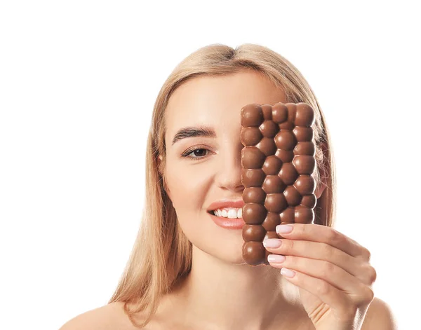 白い背景においしいチョコレートを持つ美しい若い女性 — ストック写真
