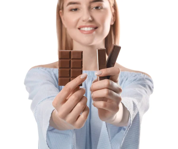 Mulher Bonita Com Chocolate Saboroso Fundo Branco — Fotografia de Stock