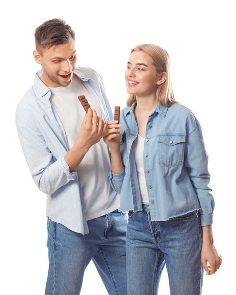 Casal Jovem Comendo Chocolate Saboroso Fundo Branco — Fotografia de Stock